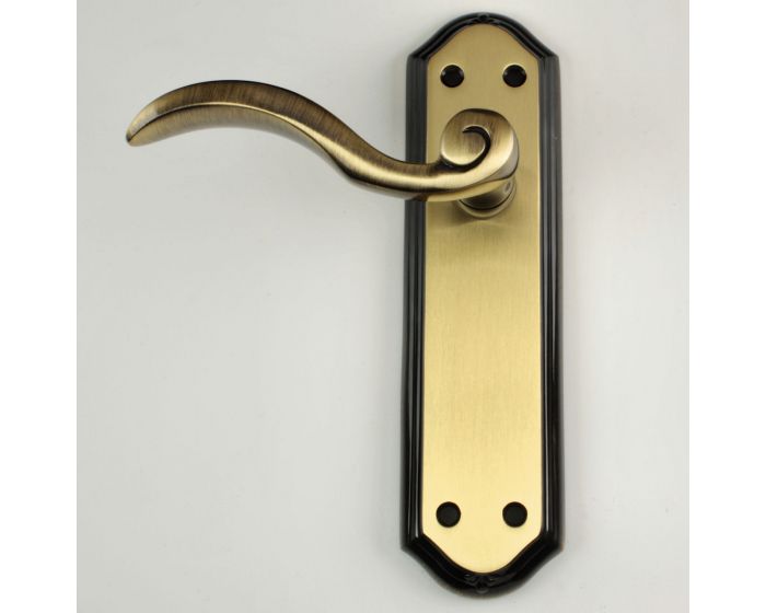 Wentworth Traditional Door Handles - Antique Brass (Lacquered) | G ...